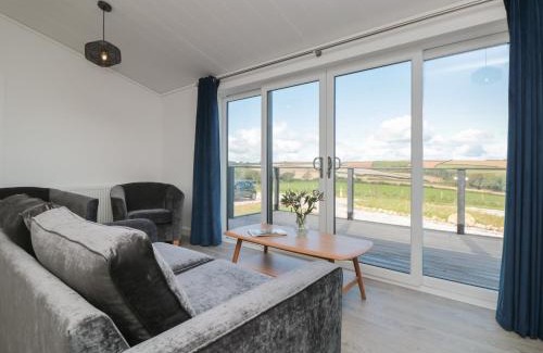 Dartmouth House | Experience Bluebell Lodge: Pet-Friendly 4-Star Getaway