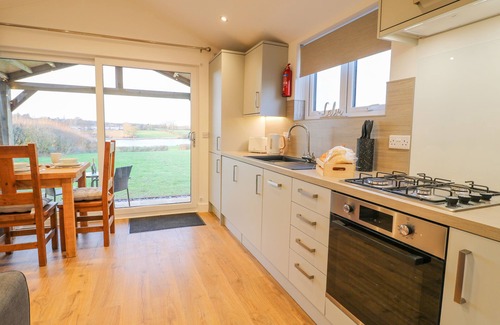 Swadlincote Cottage | Bluebell Retreat: Romantic Escape with Hot Tub in Donisthorpe