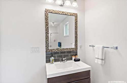 University Area House | Blueberry Bungalow - UMED Area