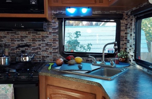 Starcrest House | Blueberry Dreamer: Pet-Friendly Retreat with Lake Views