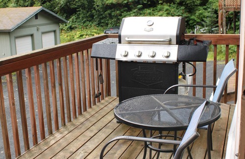Seward House | Unforgettable Blueberry Haven at Mt. Marathon's Base