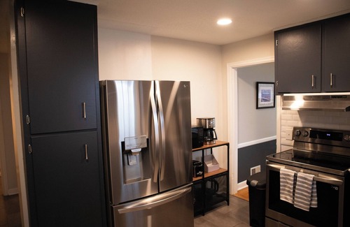 Kutzky Park House | Bluebird/Charming 2-bedroom, 1 bathroom house, 5 blocks to Mayo Clinic