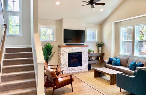 Century West House | Bluebird Day - River Trail House