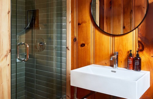 Dennis Port Hotel | Family-Friendly Bluebird Dennisport with Pool & Breakfast
