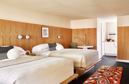 Dennis Port Hotel | Family-Friendly Bluebird Dennisport with Pool & Breakfast