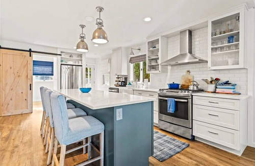 Queensbury House | Unforgettable Bluebird Hideaway with Oceanfront Spa Access