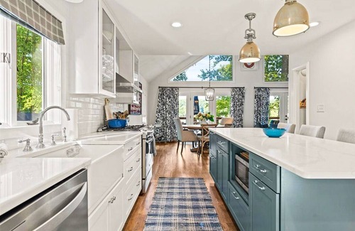 Queensbury House | Unforgettable Bluebird Hideaway with Oceanfront Spa Access