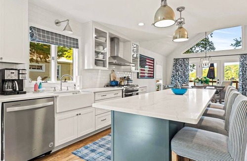 Queensbury House | Unforgettable Bluebird Hideaway with Oceanfront Spa Access