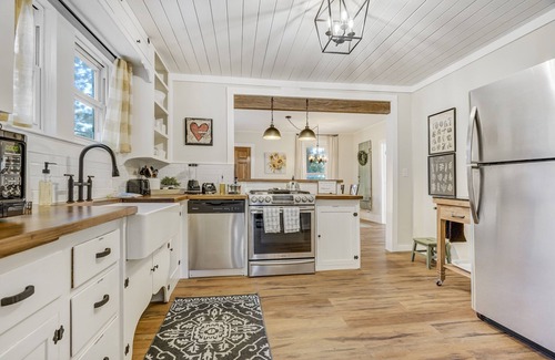 Monument House | Discover Relaxation at Bluebird Inn - Family and Pet Friendly