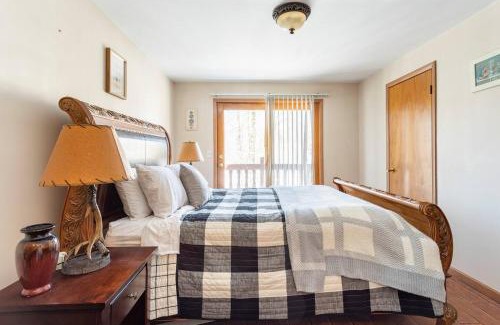 Liberty House | Bluebird Manor: Waterfront Retreat with Family-Friendly Amenities