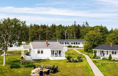 Ocean Point House | Bluebird Ocean Point Inn | Shore Oceanfront Deluxe Suite | with Fire Pits