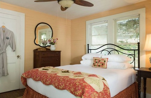 Cat Spring House | Relax at Bluebonnet Bungalow with Hot Tub & Safari Fun