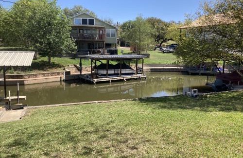 Kingsland House | Pet-Friendly Getaway at Bluebonnet Cove - Rated 9/10