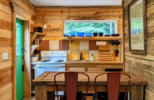 Chattanooga Cabin | Idyllic Bluegrass Highway Retreat - Pool & River Access