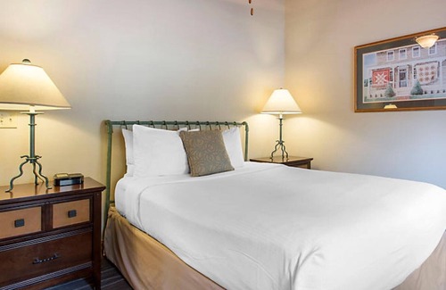 Pigeon Forge Resort | Relax at Bluegreen Laurel Crest Resort with Poolside Fun