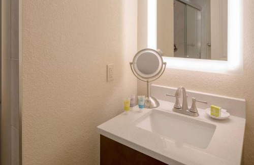Ormond Shores Hotel | Beachfront Bluegreen Vacations Casa Del Mar with Pool & Views
