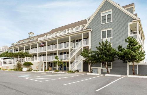 Dennis Port Hotel | Discover Bluegreen Vacations The Breakers: 4-Star Ocean View Retreat