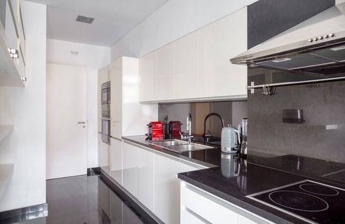 Sao Joao de Deus Apartment | Experience Comfort at Blueground | Alameda, Pet-Friendly Stay