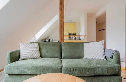 Sihlfeld Apartment | Blueground | Alt-Wiedikon, balcony, nr Uetliberg