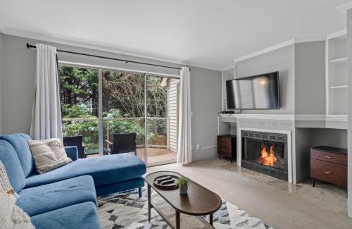 East Lake Hills Apartment | Beautiful Bellevue Apartment with Balcony and Lake Views