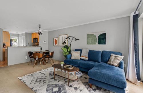 East Lake Hills Apartment | Beautiful Bellevue Apartment with Balcony and Lake Views