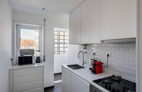 Sao Joao de Deus Apartment | Blueground: Comfortable Stay in Campo Pequeno with Kitchen