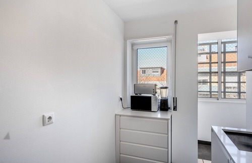 Sao Joao de Deus Apartment | Blueground: Comfortable Stay in Campo Pequeno with Kitchen
