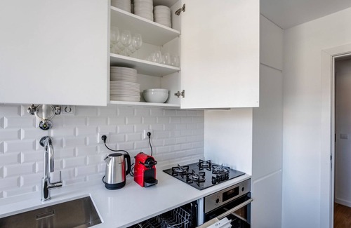 Sao Joao de Deus Apartment | Blueground: Comfortable Stay in Campo Pequeno with Kitchen