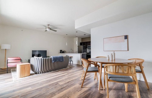 North Burnet Apartment | Blueground | Domain, gym, pool & w/d, nr shops