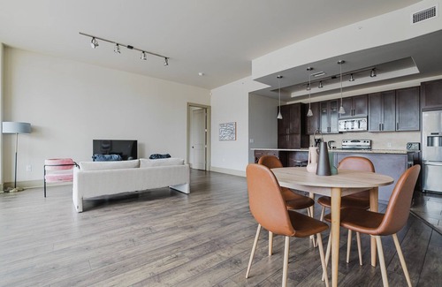 Second Street District Apartment | Blueground | Downtown 2bd apartment