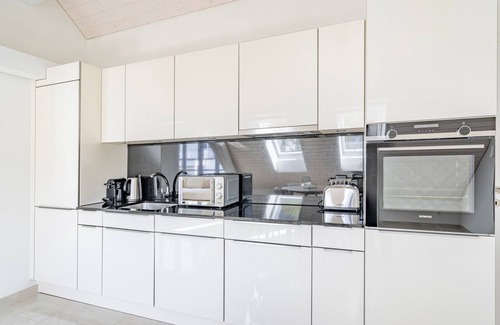 Wiedikon Apartment | Blueground | Friesenberg, balcony, nr Uetliberg