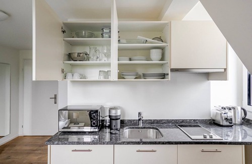 Hoengg Apartment | Blueground | Höngg, washer, nr Limmat