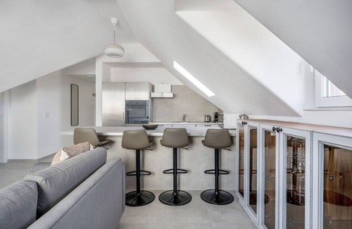 Meilen District Apartment | Blueground Küsnacht: Cozy Retreat with Kitchen & Shops Nearby