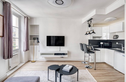 Sorbonne Apartment | Blueground | Odéon, nr Notre-Dame & Seine