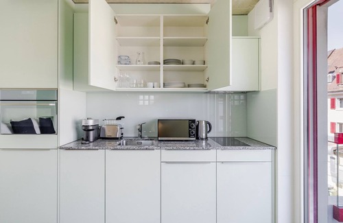 Oerlikon Apartment | Blueground | Oerlikon, balcony, nr Park