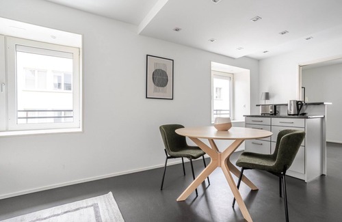 District 8 Apartment | Blueground | Seefeld, w/d, elevator, nr lake