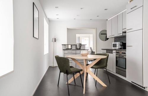 District 8 Apartment | Blueground | Seefeld, w/d, elevator, nr lake