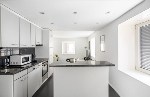 District 8 Apartment | Blueground | Seefeld, w/d, elevator, nr lake
