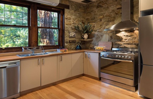 Hepburn House | Discover Bluegums Retreat: Ideal for Families and Friends