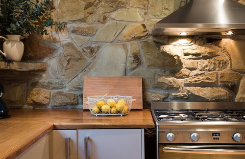 Hepburn House | Discover Bluegums Retreat: Ideal for Families and Friends