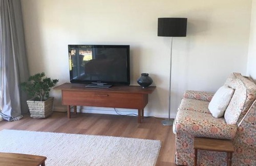 Culburra Beach House | Pet-Friendly Bluejay Cottage with Ocean View and Kitchen
