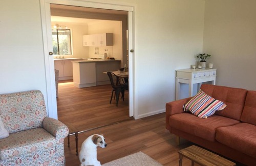 Culburra Beach House | Pet-Friendly Bluejay Cottage with Ocean View and Kitchen