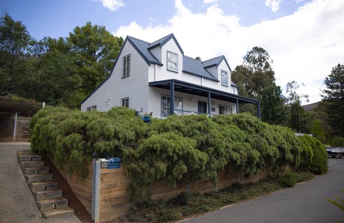 Bright Ski Chalet | BlueMill Escape: Family-Friendly Retreat with Pet Amenities