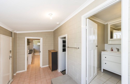 Guilderton House | Convenient Retreat: Steps from the Foreshore & Pet Friendly