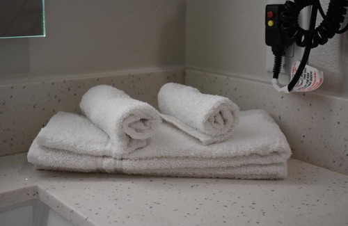 North Shore Hotel | Exceptional Stay at Bluestar Inn with Spa & Breakfast Options