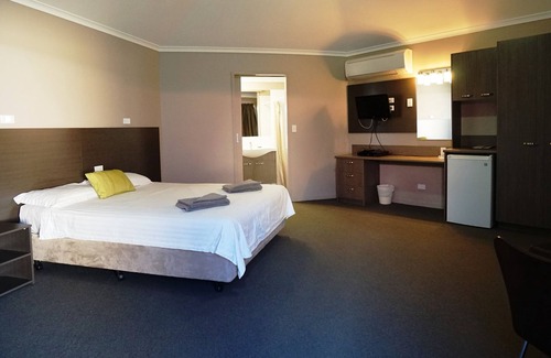Tennant Creek Hotel | Relax at Bluestone Motor Inn with Pool and Family Dining