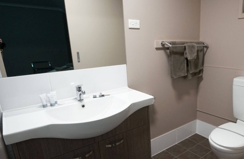 Tennant Creek Hotel | Relax at Bluestone Motor Inn with Pool and Family Dining