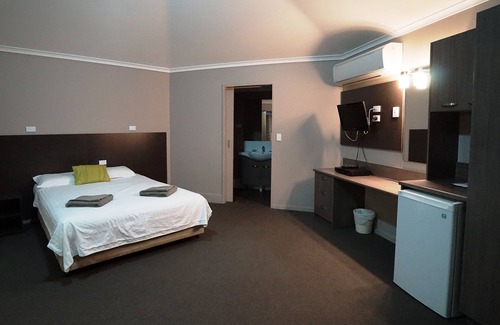 Tennant Creek Hotel | Relax at Bluestone Motor Inn with Pool and Family Dining
