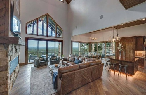 Necowa Cove Cabin | BLUESTONE: Breathtaking Lake & Mountain Views with Hot Tub