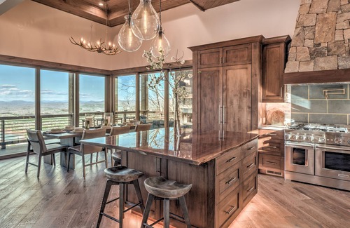Necowa Cove Cabin | BLUESTONE: Breathtaking Lake & Mountain Views with Hot Tub